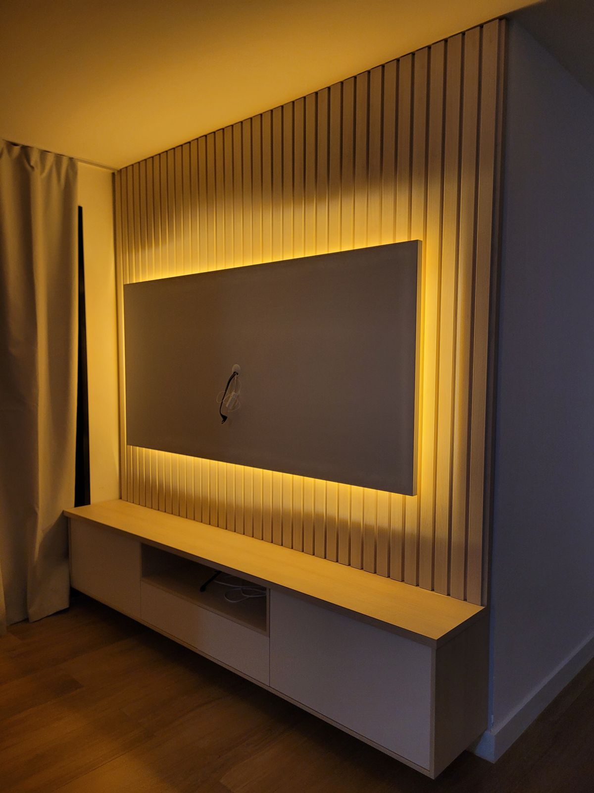 Painel ripado com iluminação embutida e rack suspenso